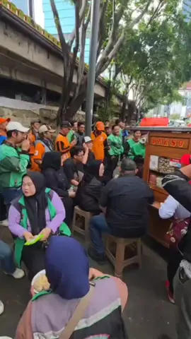 @MAYA News 🇲🇨 https://vt.tiktok.com/ZSA4FPXRd/ PDIPERJUANGAN 🤟🏽🔥🇲🇨  Partai Berpihak Pada Rakyat  Rekan2 driver ngebakso bareng bung Adian, Once, Novita dll di sudirman