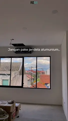 Banyak orang pilih jendela aluminium karena kelihatan modern dan praktis. Tapi… sebelum pasang di rumah, penting banget tau plus minusnya dulu 👇 ⚠️ Resiko Jendela Aluminium: 1. Mudah menghantarkan panas → bikin ruangan jadi cepat panas kalau kena matahari langsung. 2. Bisa berembun & berair → kalau perbedaan suhu dalam-luar tinggi, kadang muncul kondensasi. 3. Kurang tahan di daerah pantai → gampang korosi kalau nggak pakai kualitas yang tepat. 4. Suara masuk lebih jelas → kalau kualitas & pemasangan kurang rapi, suara luar gampang tembus. ✅ Kelebihan Jendela Aluminium: 1. Ringan & kuat → awet dipakai bertahun-tahun. 2. Tahan rayap & nggak lapuk → beda sama kayu yang bisa keropos. 3. Tampilan modern & minimalis → bikin fasad rumah kelihatan clean. 4. Perawatan mudah → cukup dilap, nggak perlu finishing ulang. 💡 Solusi: Kalau kamu tetap mau pakai jendela aluminium, pastikan pilih material berkualitas (powder coating/berlapis anti karat), pasang dengan sistem yang rapat, dan kombinasikan dengan kaca low-e atau insulasi supaya tetap nyaman. Karena pada akhirnya, jendela bukan cuma soal gaya, tapi juga nyaman & fungsional buat jangka panjang. ✨ #JendelaAluminium #TipsBangunRumah #Arsitektur #Kontraktor #InteriorRumah     