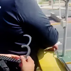 📌 #Monterrey | INTENTAN DETENER MADRES BUSCADORAS EN SU DIA  En el Marco del dia Internacional de las Víctimas de Desaparición Forzada, Madres buscadoras que intentaban colocar una lona en el Puente del Papa en el Centro de Monterrey intentaron ser detenidas por elementos de la Policía Regia. La cosa llegó a tal grado que cuando intentaron detener a una de las Madres esta explotó reclamando que su hija fue desaparecida por POLICÍAS  DE SANTA CATARINA. Ante tal hecho el mismo Presidente Bati Adrian de la Garza informó que se permitió la libre manifestación de las Madres.