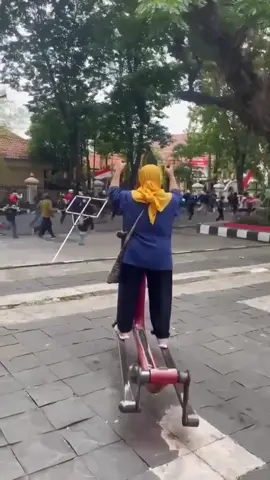 Emak : Dunia sibuk banget yaa  #dashcamindonesia #viraltiktok #democore #otomotif 