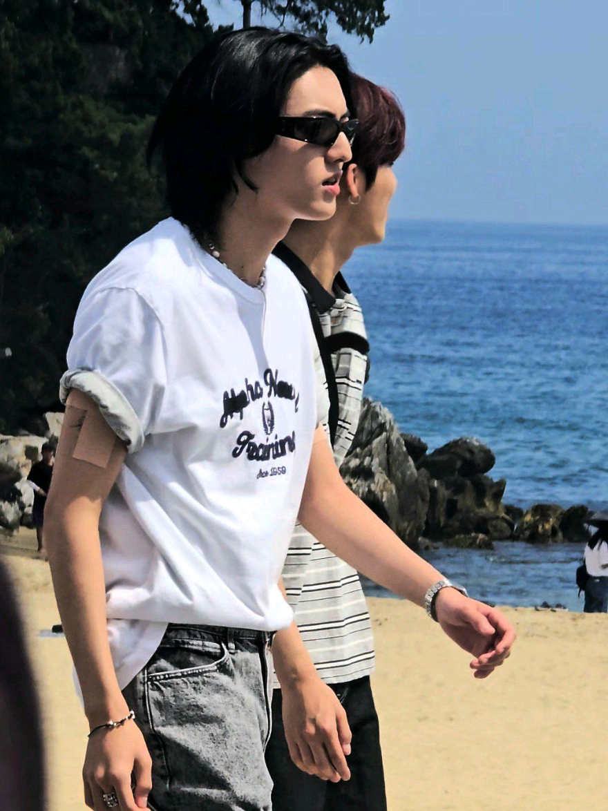 hjw jalan berduaan dipantai 🥰🙏😭 #hajeongwoo 