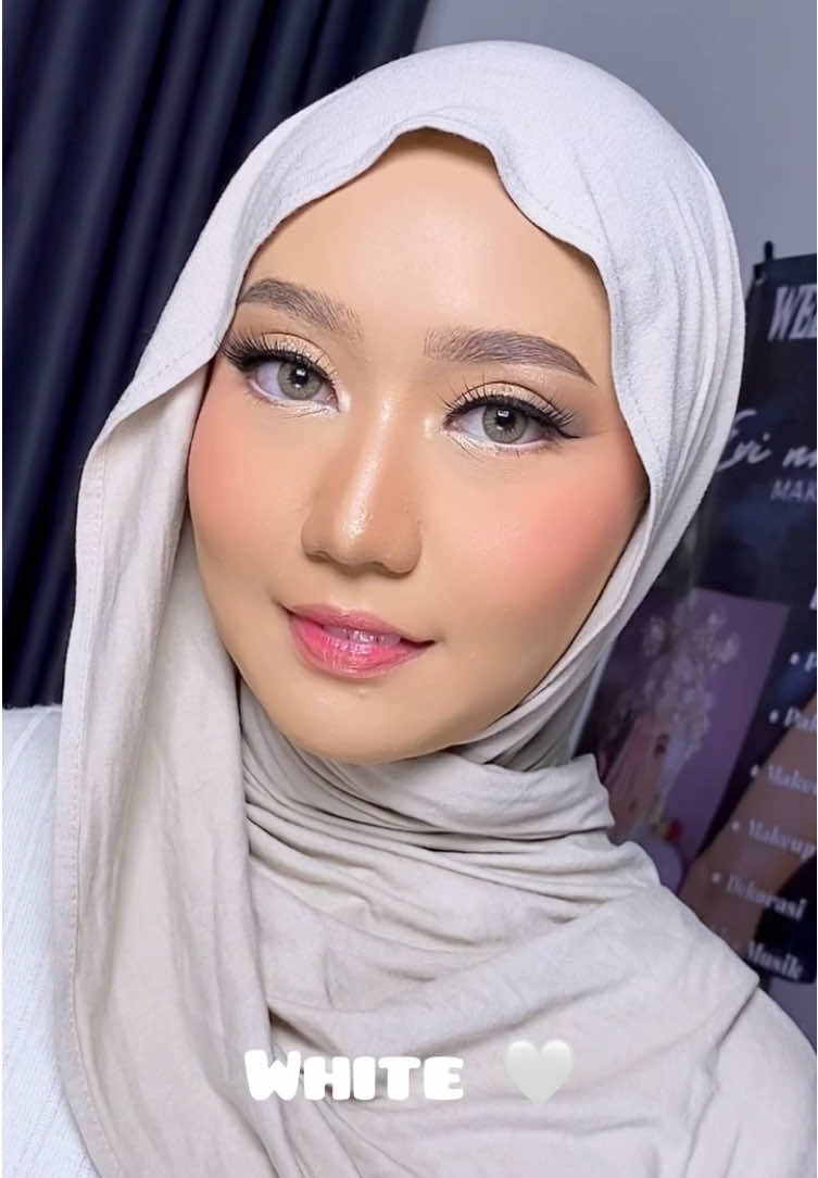 Yg mana nih warna favorite kalian buat makeup wisuda nanti ✨ #muabandung #makeupwisuda #makeupwedding #makeuptransition 