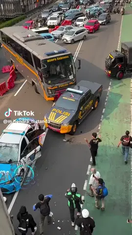 mobil polisi di hadang demo memanas😎