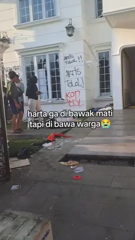 kondisi pagi hari di rumah Uya Kuya. tampak semua aset dan barang barang di angkut oleh warga😭 #dpr #uyakuya #ahmadsahroni #demo #lewatberanda 