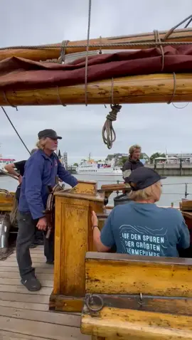 Nach einem Zwischenstopp in Cuxhaven steuert Arved Fuchs die Dagmar Aaen nach Brunsbüttel. 