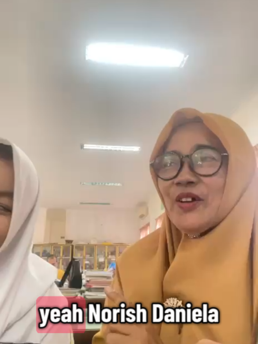 In this video, I train Norish to prepare for the first round of spelling be contest in which the participant only need to write the word without spelling it. In the next round,  the participants have to spell the word they linten to. #learnenglish #spellingbe #vocabularychallenge #smansajeumpaputeh