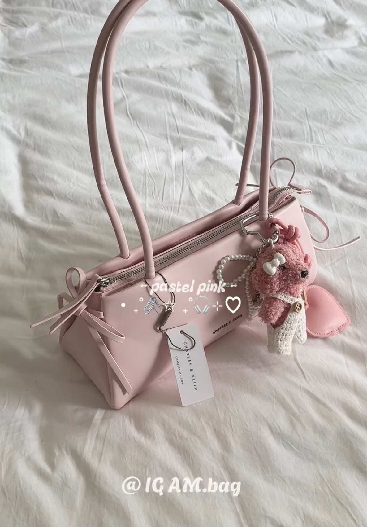 🤍Sale 588.000  CK pastel pink 💓🤍☁️🎧 Size 30*12.5*9cm  📍📍 ĐẶC BIỆT tặng kèm 1 charm ngẫu nhiên cho các khách pre order đầu tiên ạ 🫶🏻🫶🏻