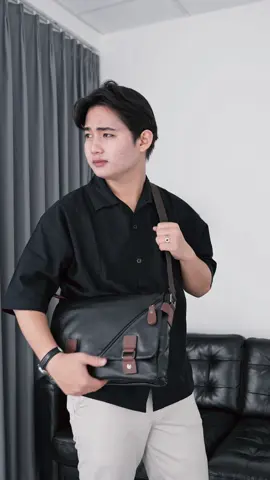 ✨ Upgrade gaya harianmu dengan Tas Selempang Kulit Pria Premium. Muat iPad 11”, buku A4, hingga kebutuhan kerja & kuliah — compact, stylish, dan nyaman dipakai seharian. Pilihan pas buat melengkapi outfit & fashion pria modern yang butuh gaya sekaligus fungsi. #TasSelempangKulitPria #TasKulitPria #OutfitPria #FashionPria #StylePria 