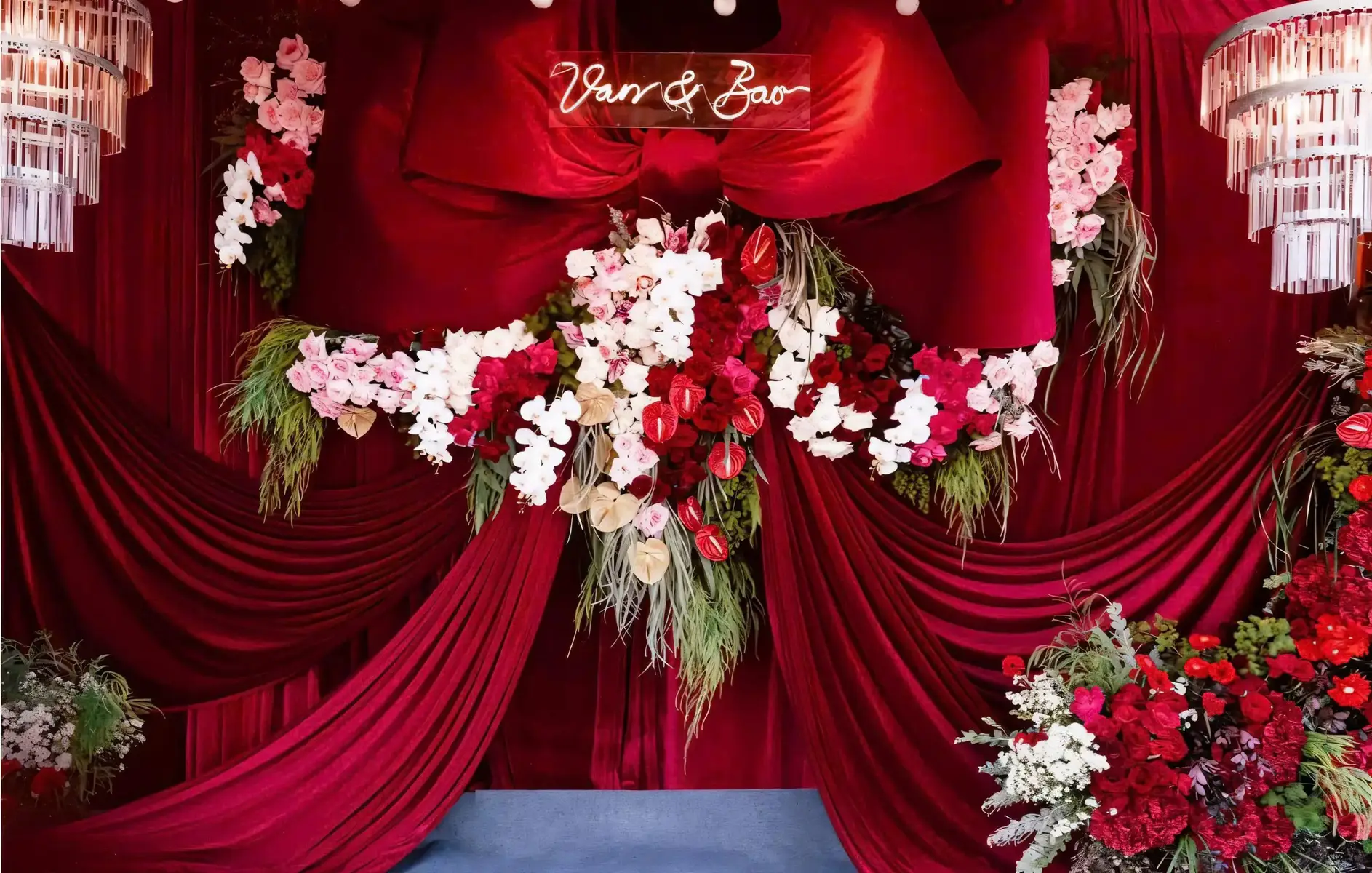 🌷 Bạn đã bao giờ tưởng tượng ngày cưới của mình sẽ diễn ra trong một không gian lộng lẫy - đẳng cấp và tràn ngập sắc màu hạnh phúc chưa? Với những mẫu thiết kế dưới đây của Insdecor ngay từ giây phút đầu tiên bước vào: 💐 Cổng hoa rực rỡ sắc đỏ sẽ khiến mọi ánh mắt phải dừng lại. ❤️‍🔥 Background đỏ sang trọng nổi bật từng đường nét tinh xảo – nơi lưu giữ những khung hình đẹp nhất đời. Đây không chỉ là một buổi tiệc… 👉 Mà là hành trình biến giấc mơ hôn lễ của bạn thành hiện thực lãng mạn. 👉 Là cách bạn kể với cả thế giới rằng: “Tình yêu này xứng đáng được tôn vinh theo cách đẹp nhất!” 💌 Hãy để Insdecor đồng hành và biến khoảnh khắc trọng đại của bạn thành một kiệt tác nghệ thuật tình yêu. #damcuoi #honle #trangtricuoi #weddingdecor #insdecor 