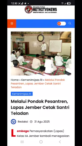 Melalui Pondok Pesantren, Lapas Jember Cetak Santri Teladan Lembaga Pemasyarakatan (Lapas) Kelas IIA Jember kembali menegaskan komitmennya dalam membentuk pribadi warga binaan yang berakhlak mulia. Melalui program Pondok Pesantren (Ponpes) yang diselenggarakan di dalam Lapas, pada Minggu (31/08/2025), pembinaan kepribadian berbasis nilai-nilai keagamaan ini terus dilaksanakan secara konsisten. Di bawah naungan Ponpes Hassal Hasan, para santri yang terdiri dari warga binaan khususnya beragama Islam mengikuti pembelajaran secara intensif mulai dari : Iqro, baca Al-Qur’an, Tajwid, hingga pendalaman Kitab Kuning yang meliputi Tauhid, Akhlaq, dan Fiqih. Selain itu, mereka juga dibiasakan melaksanakan shalat berjamaah setiap hari sebagai sarana membentuk kedisiplinan dan kebersamaan. Program ini mendapat dukungan penuh dari Kementerian Agama Kabupaten Jember yang menugaskan para tenaga pengajar bersertifikat, serta menggandeng Ikatan Alumni Santri Sidogiri (IASS) sebagai mitra pembinaan. Kehadiran para asatid dari luar Lapas ini membawa suasana pesantren semakin terasa, sehingga warga binaan dapat belajar agama dengan benar dan lebih mendalam. Kalapas Jember, RM. Kristyo Nugroho, menegaskan bahwa pembinaan spiritual memiliki peran besar dalam proses Pemasyarakatan. “Kami ingin warga binaan tidak hanya menjalani masa pidana, tetapi juga mendapat kesempatan untuk memperbaiki diri. Melalui pondok pesantren ini, kami membina dan membimbing mereka menjadi santri teladan yang siap kembali ke masyarakat dengan bekal ilmu agama serta memiliki akhlak yang mulia,” ujarnya. Dengan diselenggarkannya program pembinaan kepribadian melalui jalur pesantren ini, diharapkan mampu memberikan bekal ilmu serta pengetahuan agama kepada para santri warga binaan agar mereka menjadi pribadi yang baik dan siap menjalani kehidupan baru di tengah masyarakat. .-🇮🇩❤️🇮🇩-. Metrotv9news.com •>Pewarta: Juli, •>Editor: Juli ESP #pyf #titokers #pondokpesantren #viral #sorotan @Drs. Agus Andrianto, S.H., M.H @Fast Respon Nusantara @Kemenimipas RI @LapasJember @Christio'97 