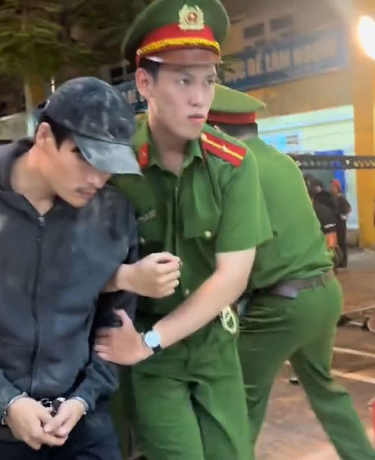 Hậu trường cảnh Giang bị bắt trong phim Làm Giàu với Ma 2. Phim hiện đang chiếu tại các cụm rạp trên toàn quốc #lamgiauvoima2  #cuocchienhotxoan  #xuhuongtiktok  #viral 