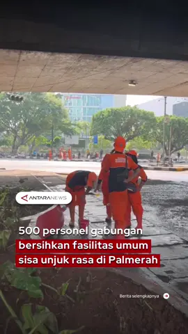 Inilah momen saat pasukan gabungan yang terdiri dari pasukan oranye hingga satpol PP dan pemadam kebakaran berjibaku membersihkan sampah dan semua yang tersisa dari aksi unjuk rasa yang terjadi beberapa hari ini di daerah Palmerah. Pembersihan ini dilakukan dengan memungut sampah, sisa puing pembakaran fasilitas umum, penghilangan residu gas air mata,  pengecatan kembali mural yang dicoret, penyemprotan sisa pos yang terbakar dan perbaikan kantin dan taman yang rusak. #pasukanoranye #bersihbersih #sisademo #damkar #tiktokberita 