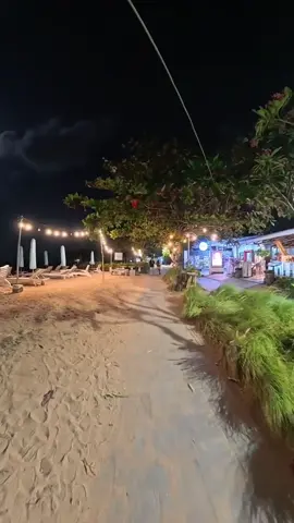 Berjalan ringan di Pantai Sanur Bali saat malam purnama memberi ruang kepada jiwa untuk rehat sejenak dari rutinitas harian 