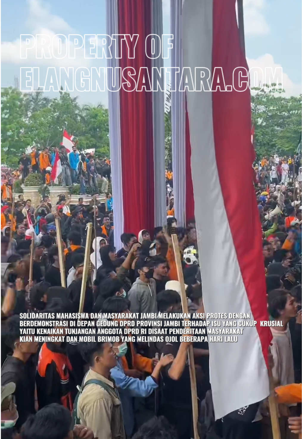 SOLIDARITAS MAHASISWA DAN MASYARAKAT JAMBI MELAKUKAN AKSI PROTES DENGAN BERDEMONSTRASI DI DEPAN GEDUNG DPRD PROVINSI JAMBI TERHADAP ISU YANG CUKUP  KRUSIAL YAITU KENAIKAN TUNJANGAN ANGGOTA DPRD RI DISAAT PENDERITAAN MASYARAKAT KIAN MENINGKAT DAN MOBIL BRIMOB YANG MELINDAS OJOL BEBERAPA HARI LALU 