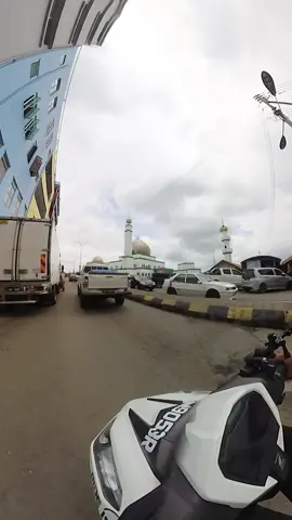 Hon 10 Sudah siap menunggu kehadiran pemandu Sudah letak kenderaan lawan arah. Menggangu aliran pegerakan trafik...
