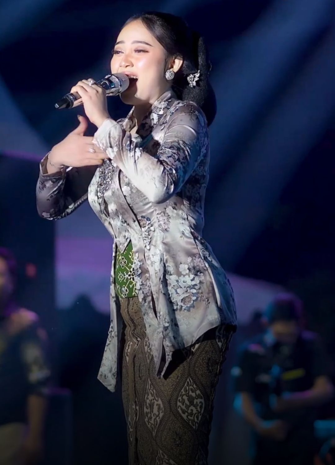 SETANGKAI ANGGREK BULAN - Silvy Kumalasari hatiku untukmu hanya #setangkaianggrekbulan #silvykumalasari #himawanmusic #trend #fyp 
