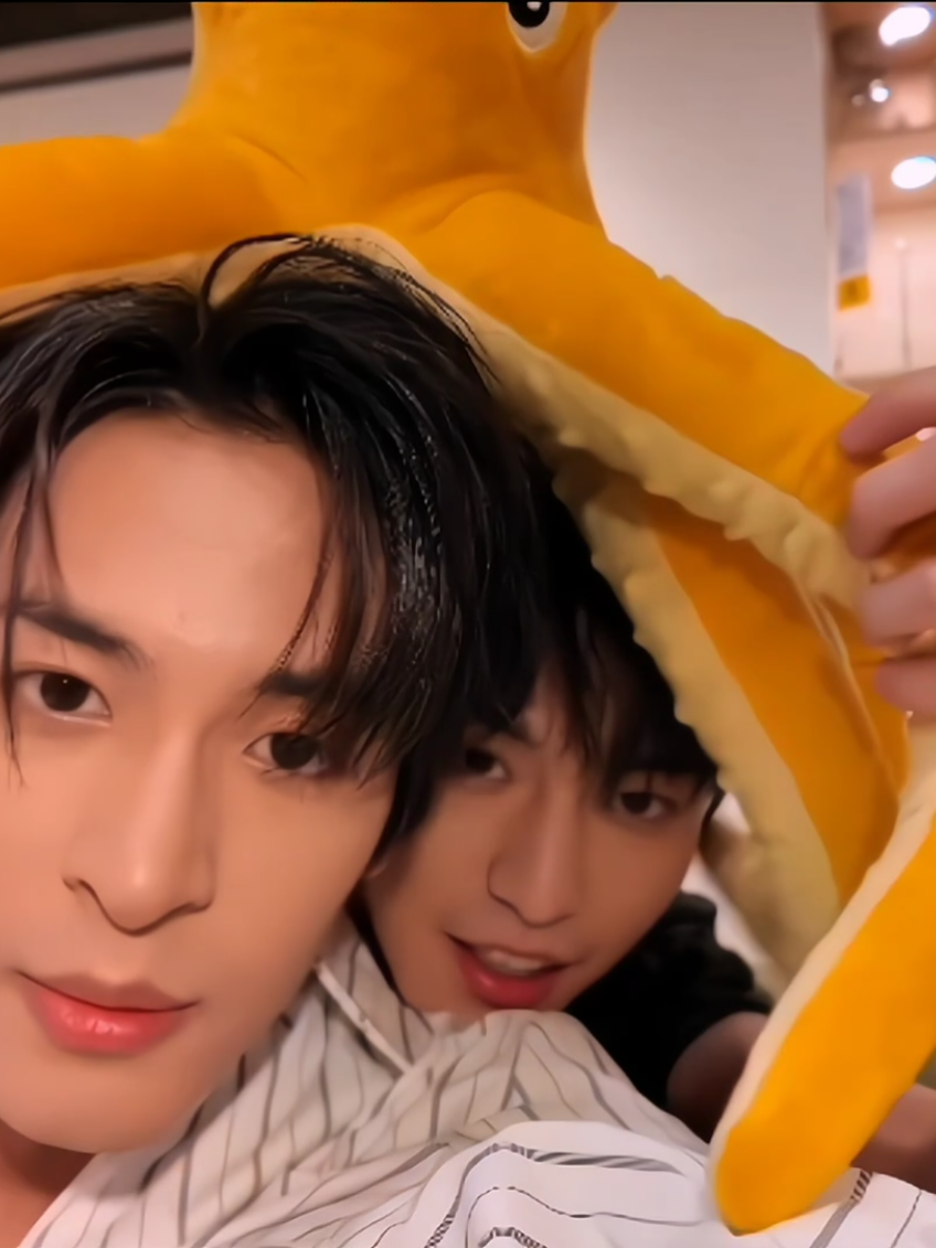 how cute!🤭❤️ #killtolove #紫陌红尘 #zhangzhexu #mijin #blseries  Actor's Instagram;  @/mijin_0416  @/adrian. xxuu