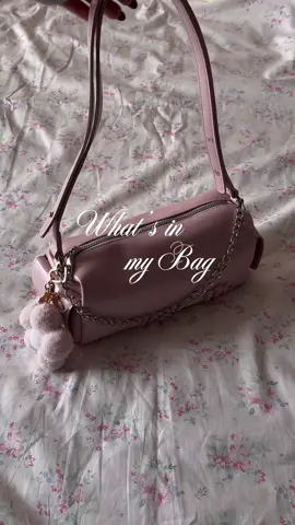 Replying to @ㅤ what’s in my bag? a cute bag that fits my essentials 🎀💫 #whatsinmybag #bag #shoulderbag #minibag #fyp 