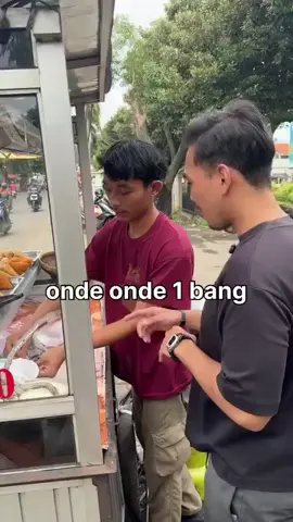 Orang baik beli makanan.