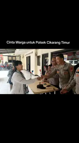 *Masyarakat Berikan Dukungan Moril kepada Kepolisian, Ini Tujuannya* Masyarakat Kabupaten Bekasi, khususnya Yayasan Matahari, melakukan kunjungan ke Polsek Cikarang Timur pada Minggu (31/8/2025) untuk memberikan dukungan moril kepada kepolisian. Kunjungan ini merupakan salah satu contoh nyata bagaimana masyarakat dapat berpartisipasi dalam menjaga keamanan dan ketertiban di lingkungan. Dalam kunjungan tersebut, perwakilan Yayasan Matahari, Ibu Weli, menyampaikan apresiasi atas kinerja kepolisian dalam menjaga keamanan dan ketertiban di lingkungan. 