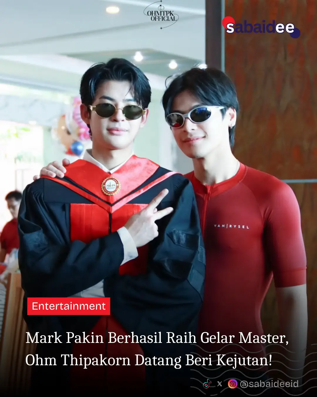 Mark Pakin telah berhasil meraih gelar Magister!  Selamat untuk Mark Pakin! Aktor GMMTV ini telah berhasil menyelesaikan gelar Magister Ilmu Politik, jurusan Administrasi Publik, di Universitas Bangkok Thonburi. Setelah mendedikasikan dirinya untuk menyeimbangkan pekerjaan dan studi, pemeran Jay dalam series “Sweet Tooth, Good Dentist” ini telah berhasil meraih gelarnya dan merayakannya bersama keluarga dan para penggemar hari ini (31/8).  Nggak hanya itu, on screen partnernya, Ohm Thipakorn juga datang memberikan kejutan! Lawan mainnya tersebut bahkan datang di tengah kegiatannya bersepeda. Hal ini tentunya membuat banyak penggemar heboh dan tertawa karena kelucuan hal tersebut.  Mark sempat bercanda walau Ohm datang ke acaranya menggunakan sepeda, tak ada keringat di badannya. Ya mungkin sudah kering terkena angin ya, Mark 😆 Sekali lagi selamat untuk Mark Pakin!  📷: gmmtv, Ohmtpk Official  #ปอโทจ๋ามาร์คมาแล้วจ้า #mmarkpkk #ohmtpk  #markohm #มาร์คโอม 