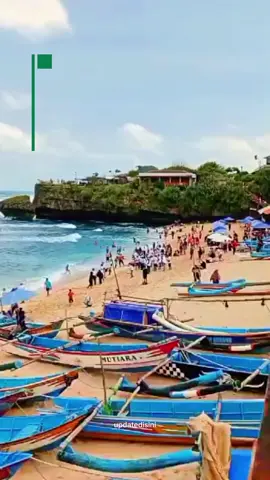 Jogja Istimewa Gunungkidul Handayani Pariwisata Gunungkidul Selalu Di Hati. Suasana Pantai Drini siang ini terpantau ramai wisatawan. (31/8/2025) Selamat Berlibur, semoga kunjungan anda menyenangkan. #updatedisini #fyp #pantaidrini #gunungkidul #jogja 