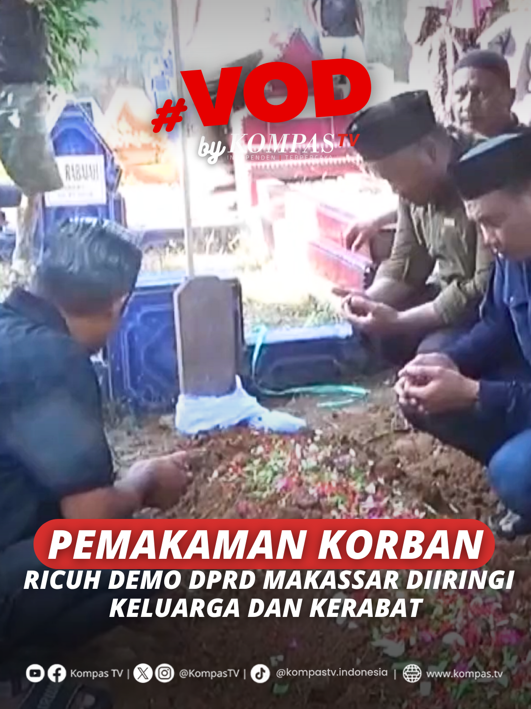 Duka menyelimuti keluarga Akbar Basri, fotografer Humas DPRD Kota Makassar yang menjadi salah satu korban tewas dalam ricuh demonstrasi di Gedung DPRD Makassar. Jenazah Akbar dimakamkan dengan diiringi keluarga, kerabat, hingga rekan kerja. Korban lainnya, Syaiful Akbar, Kepala Seksi Kesejahteraan Rakyat Kecamatan Ujung Tanah juga dimakamkan di Tempat Pemakaman Umum Surutanga, Kota Palopo. Syaiful meninggal dunia setelah terjebak di lantai empat gedung DPRD saat kericuhan pecah. Pasca aksi demo, Pangdam XIV Hasanuddin, Mayjen TNI Windiyatno memastikan kondisi Makassar dan sekitarnya telah kembali kondusif. Aktivitas masyarakat normal kembali, sementara pembersihan sisa-sisa kerusuhan sudah dilakukan. Tuliskan komentarmu dan dapatkan berita terkini lainnya di www.kompas.tv serta youtube.com/kompastv #VODKompasTV --- Catatan redaksi: Setiap warga negara berhak menyuarakan pendapatnya. Namun,  kebebasan berpendapat harus dilakukan secara damai, tertib, serta jangan terprovokasi untuk melakukan perusakan dan penjarahan.