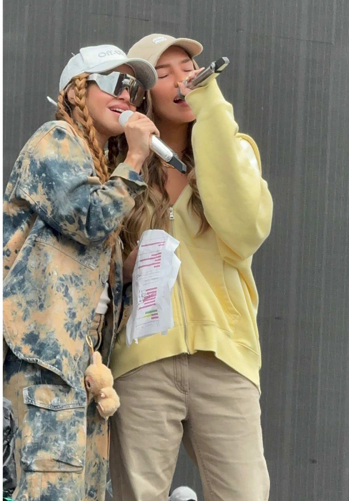 Belinda sorprende en concierto de Shakira cantando Día de Enero 🎶 La cantante Belinda fue la invitada sorpresa en el concierto de Shakira, donde juntas interpretaron el tema “Día de Enero”. El dueto causó euforia entre los asistentes, que celebraron la unión de dos de las voces más queridas de la música en español.