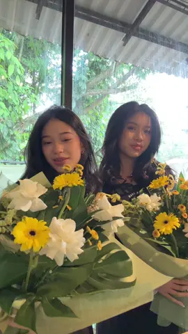 flower gyals in their element @aishaafhh 