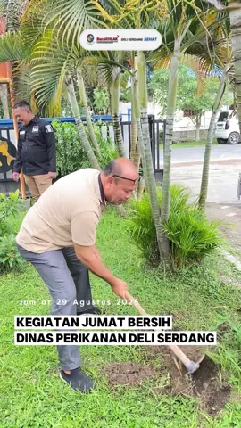 Dinas Perikanan Kabupaten Deli Serdang melaksanakan kegiatan rutin Jumat Bersih di lingkungan kantor dan sekitarnya. Kegiatan ini diikuti oleh seluruh pegawai, mulai dari Para Kepala Bidang, Fungsional, Tim Teknis dan staf Kantor. Dengan semangat gotong royong, para pegawai membersihkan area halaman kantor, saluran air, serta menata taman. Kepala Dinas Perikanan, Bapak Drs. M. Abduh Rizali Siregar, M.Si menyampaikan bahwa kegiatan ini merupakan bagian dari komitmen Dinas Perikanan Kabupaten Deli Serdang dalam menciptakan lingkungan kerja yang bersih, sehat, dan nyaman. Selain itu, kegiatan ini juga bertujuan untuk menumbuhkan rasa tanggung jawab dan kepedulian pegawai terhadap kebersihan lingkungan di Dinas Perikanan Kabupaten Deli Serdang. Dengan adanya kegiatan Jumat Bersih ini, diharapkan dapat menjadi contoh positif bagi instansi lainnya serta masyarakat sekitar dalam menjaga kebersihan lingkungan, baik di kantor maupun di tempat tinggal masing-masing. #pemkabdeliserdang  #dinasperikanandeliserdang  #berakhlak  #banggamelayanibangsa  #deliserdangsehat 