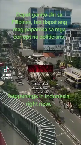 Sana ganito din sa Pilipinas tao ang nag paparosa sa mga corrupt na politicians.