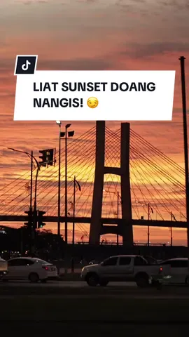 Belum bisa move on dari sunset terbaik kami di Bintulu, Sarawak 🇲🇾 Suasana yang adem, traffic yang lancar dan bangunan yang megah bikin suasananya kaya di filem - filem Amerika 🥹