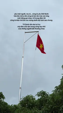 yêu một người cũng là yêu đất mẹ ôm bờ vai nhỏ cũng là chở núi sông trái tim con thì nhỏ như hạt bụi mà gánh nổi tinh cầu bởi yêu riêng thì ch.ết còn yêu chung thì bất tử, mẹ ơi! người đi qua bão thì để lại mùa trăng người nằm xuống đất thì để lại mùa gấm mỗi giọt m.áu đào thành cọng cỏ xanh mỗi tiếng khóc bể ra thành triệu ngàn mưa trong suốt. yêu một người, mẹ ơi… cũng là yêu Đất Nước hôn lên môi ai đó cũng là hôn lên trán núi rừng một tiếng gọi nhau í ới trong đêm tối cũng là triệu trái tim reo mừng dưới một ánh sao chung. Tổ Quốc lớn như vũ trụ mà nằm vừa vặn trong vòng tay nhỏ của những người biết thương nhau và do đó mẹ ơi cái ch.ết với con chỉ là một cánh cửa mở để tình yêu nơi trái tim hồng bật sáng như khúc ca bình minh tự bất tận đời đời mẹ ơi dưới tán bom trai gái nắm tay run như ngọn lửa nhỏ bập bùng giữa trời bão lửa. một nụ hôn vội trong trời rưng huyết đỏ hóa thề nguyền đặng giữ trọn non sông tình riêng chết nhưng tình chung thì bất tận … Sài Gòn | 30.08.2025 (Uyên) ____________________ ©️ Copyright by Thoòng Dành Kể Chuyện 🔸 Tiktok: @thoongdanhkechuyen (Nếu đăng lại bài tại nơi khác xin vui lòng ghi rõ nguồn, trân trọng!)