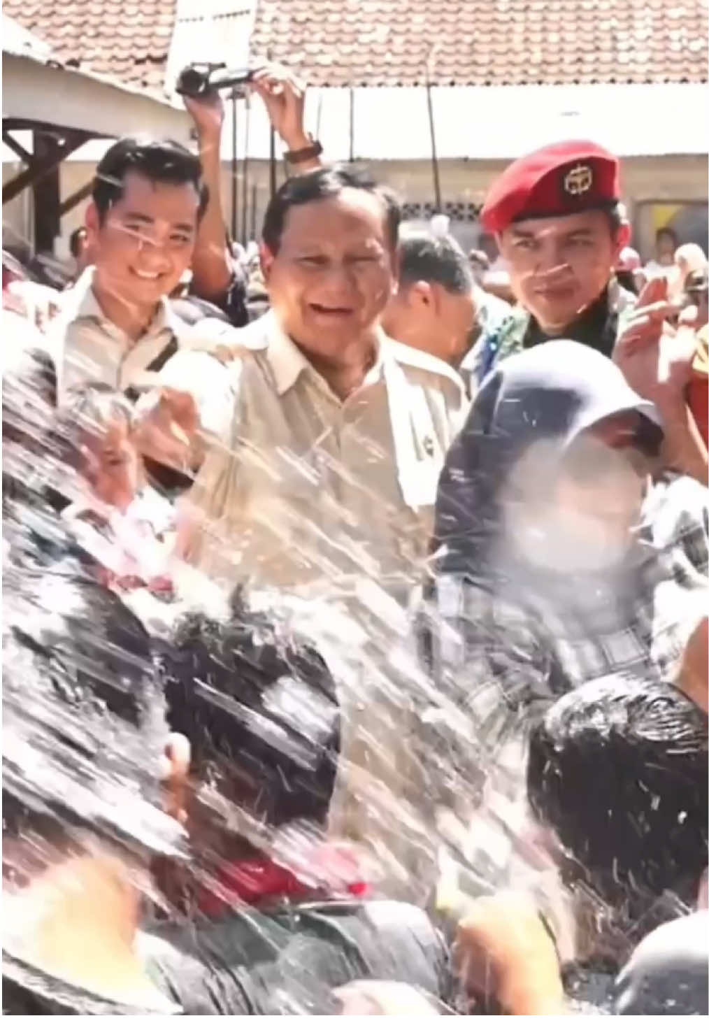 Dear Mr. President, Tidak pernah ada pendahulu yang berani melawan mafia beras. Tidak pernah ada pendahulu yang berani melawan mafia minyak goreng. Tidak pernah ada pendahulu yang berani melawan mafia migas. Tidak pernah ada pendahulu yang berani membongkar mafia Reza Chalid beserta anak-anak dan kroni-kroninya. Bahkan mereka bersama-sama mencuri kekayaan negara dengan begitu leluasa. Tidak pernah ada pendahulu yang berani melawan korupsi di BUMN. Tidak pernah ada pendahulu yang berani menyinggung soal tantiem yang nilainya triliunan setiap tahun. Justru partai-partai yang pernah berkuasa, mereka semua ikut menikmati hasil korupsi di BUMN. Dan kini, orang-orang yang pernah berada di dalam BUMN, yang dulu diam, tiba-tiba tampil seolah menjadi pahlawan rakyat. Mereka bersuara lantang, padahal dahulu ikut menikmati. Bapak Presiden, kenapa justru ketika Bapak berani membuka semua kebusukan ini, ketika Bapak mulai membersihkan satu per satu sarang kotor itu, serangan kepada Bapak semakin gencar? Saya tahu jalan yang Bapak tempuh penuh duri. Karena melawan mafia berarti melawan kekuatan besar yang sudah berurat-akar. Pepatah mengatakan: seribu teman masih terasa terlalu sedikit, tetapi satu musuh sudah terasa terlalu banyak. Dan kini, setiap langkah Bapak seolah terus dikepung musuh. Tapi percayalah, meski suara rakyat sering kali diam, kami ada. Jutaan hati yang tak terlihat, jutaan doa yang tak terucap, semua mengalir untuk Bapak. Kami percaya perjuangan ini bukan hanya soal politik, tetapi soal warisan untuk generasi bangsa. Teruslah berdiri tegak, Bapak Presiden. Karena semakin banyak yang menyerang, semakin nyata bahwa Bapak berada di jalan yang benar.