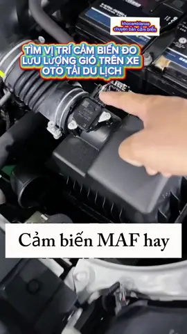 📍 Tìm Vị Trí Cảm Biến MAF Trên Xe Ô Tô & Xe Tải 1. Giới thiệu nhanh Cảm biến MAF (Mass Air Flow) – cảm biến đo lưu lượng gió – có nhiệm vụ đo chính xác lượng không khí đi vào động cơ để ECU tính toán lượng nhiên liệu phun phù hợp. Vì đặc thù chức năng, MAF luôn nằm trên đường ống hút khí trước khi không khí vào buồng đốt. 2. Vị trí cảm biến MAF trên xe ô tô con (xe du lịch) 🚗 Thường đặt giữa hộp lọc gió và bướm ga. Hình dạng: một cụm nhỏ gắn trên ống nhựa, có giắc cắm điện từ 4 đến 6 chân. Dấu hiệu nhận biết: Gần lọc gió động cơ (lọc khí). Trên thân cảm biến có giắc điện cắm chắc chắn. Một số dòng Toyota, Honda, Hyundai, Kia... cảm biến MAF thường lắp trực tiếp trên cổ hút khí. 👉 Ví dụ: mở nắp capo, nhìn từ hộp lọc gió ra ống nạp → bạn sẽ thấy cảm biến MAF nằm ngay đó. 3. Vị trí cảm biến MAF trên xe tải 🚛 Tương tự ô tô con, MAF cũng được gắn sau lọc gió và trước cổ hút động cơ. Tuy nhiên, do động cơ lớn, ống nạp khí to, nên cảm biến MAF thường: Nằm trên ống cao su hoặc ống nhựa nối từ lọc gió vào turbo/bướm ga. Có cụm giắc điện cắm nổi bật, dễ nhìn. Ở một số xe tải sử dụng cảm biến MAP (đo áp suất) thay cho MAF, nhưng những dòng mới hoặc động cơ điện tử chuẩn Euro 4/5 đều có MAF. 👉 Khi mở capo xe tải, hãy tìm đường ống dẫn khí lớn sau lọc gió – MAF sẽ nằm trên đoạn này. 4. Cách nhận biết nhanh cảm biến MAF ✔️ Thân cảm biến gắn trực tiếp trên đường ống gió. ✔️ Có giắc cắm điện từ 4–6 chân. ✔️ Khi tháo ra sẽ thấy một đầu đo nhỏ bằng kim loại/điện trở nằm trong luồng khí. ✅ Kết luận Cảm biến MAF trên cả ô tô con và xe tải luôn nằm sau lọc gió, trước bướm ga hoặc turbo, gắn trực tiếp trên ống hút khí. Việc xác định đúng vị trí sẽ giúp bạn dễ dàng tháo, vệ sinh hoặc thay thế khi cần thiết. #fyp #dienoto #xuhuong #cambiengio #khocambienxe @KHO CẢM BIẾN XE 