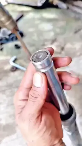 pada saat membuka shock depan nggak perlu harus pake alat kusus. cukup perhatikan video ini. sungguh praktis dan presisi.#foryou #fyp 