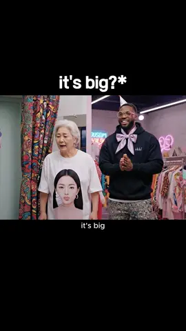그냥 크다 / 너무 크다 ✅ It’s big. 👉 그냥 “크다”라는 단순 묘사. 중립적이고 사실 전달. 예) The house is big. 그 집은 크다.  ✅ It’s too big. 👉 “너무 크다”라는 의미. 보통 부정적 뉘앙스가 섞임. 크기가 지나쳐서 불편하거나 필요 이상일 때 사용. 예) This shirt is too big for me. 이 셔츠는 나한테 너무 커.  포인트: “too”는 단순 강조가 아니라 적당선을 넘어선 과하다는 의미. 비슷하지만 다른 표현: really big (정말 크다) vs too big (너무 커서 문제다) 추가 예) The bag is really big. → 가방이 진짜 커.    The bag is too big. → 가방이 너무 커서 안 맞아. 영어도 가볍게, 얼굴도 가볍게 vkki쇼는 덜 붓는 건강한 얼굴, vkki가 만듭니다.