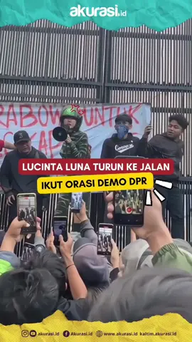 Selebritas Lucinta Luna kembali mencuri perhatian publik lewat aksinya di luar panggung hiburan. Dalam unggahan di akun Instagram pribadinya pada Sabtu (30/8/2025), dia terlihat turut membaur bersama massa aksi yang tengah menyampaikan aspirasi di jalanan. Tidak hanya ikut dalam kerumunan, Lucinta bahkan berorasi layaknya koordinator lapangan (korlap). Dia tampak memimpin yel-yel protes sambil mengangkat pengeras suara. Dalam aksinya, Lucinta juga mengibarkan bendera bergambar anime One Piece. Simbol itu dimaknai sebagai bentuk kritik sosial, protes terhadap ketidakadilan, sekaligus harapan akan perubahan. 📸 : Dok. Istimewa Baca selengkapnya, di link bio. Jangan lupa follow Instagram Akurasi.id untuk berita menarik lainnya. #akurasiid #demo #lucintaluna #selebriti #fyp 