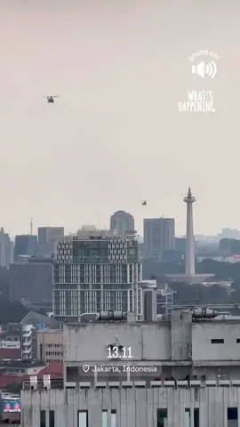 Minggu siang 31 Agustus 2025, terpantau 3 helikopter mengudara dan mendarat di Monumen Nasional, Jakarta Pusat. #monas #monumennasional #jakartapusat #fyppppppppppppppppppppppp #fyp  Ikuti akun ini untuk update informasi terkini di Sekitar kita. 