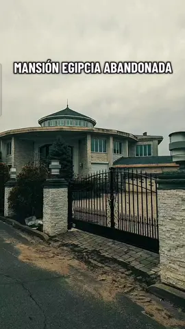 🏚️ Mansión egipcia abandonada en Staten Island, EE.UU. Entre el silencio y la decadencia se esconde esta mansión que alguna vez perteneció a una familia egipcia. Una tormenta devastadora dañó la propiedad… y tras la tragedia, la familia falleció, dejando atrás cada rincón intacto. Hoy, sus lujos permanecen congelados en el tiempo, como si esperaran el regreso de quienes nunca volverán. ✨ Un lugar que guarda historia, misterio y un final inesperado. #histori #casasabandonadas #viral