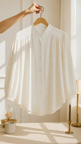 ✨ Deskripsi: Blouse putih elegan dengan desain simpel namun anggun ini cocok untuk gaya kasual maupun formal. Bahannya jatuh, ringan, dan nyaman dipakai seharian. Cocok dipadukan dengan celana jeans maupun rok untuk tampilan chic minimalis ala Korean style. 🌸 #OOTDMinimalis #BlousePutihKekinian #KoreanStyleLook #FashionViral2025 #StyleInspirasi