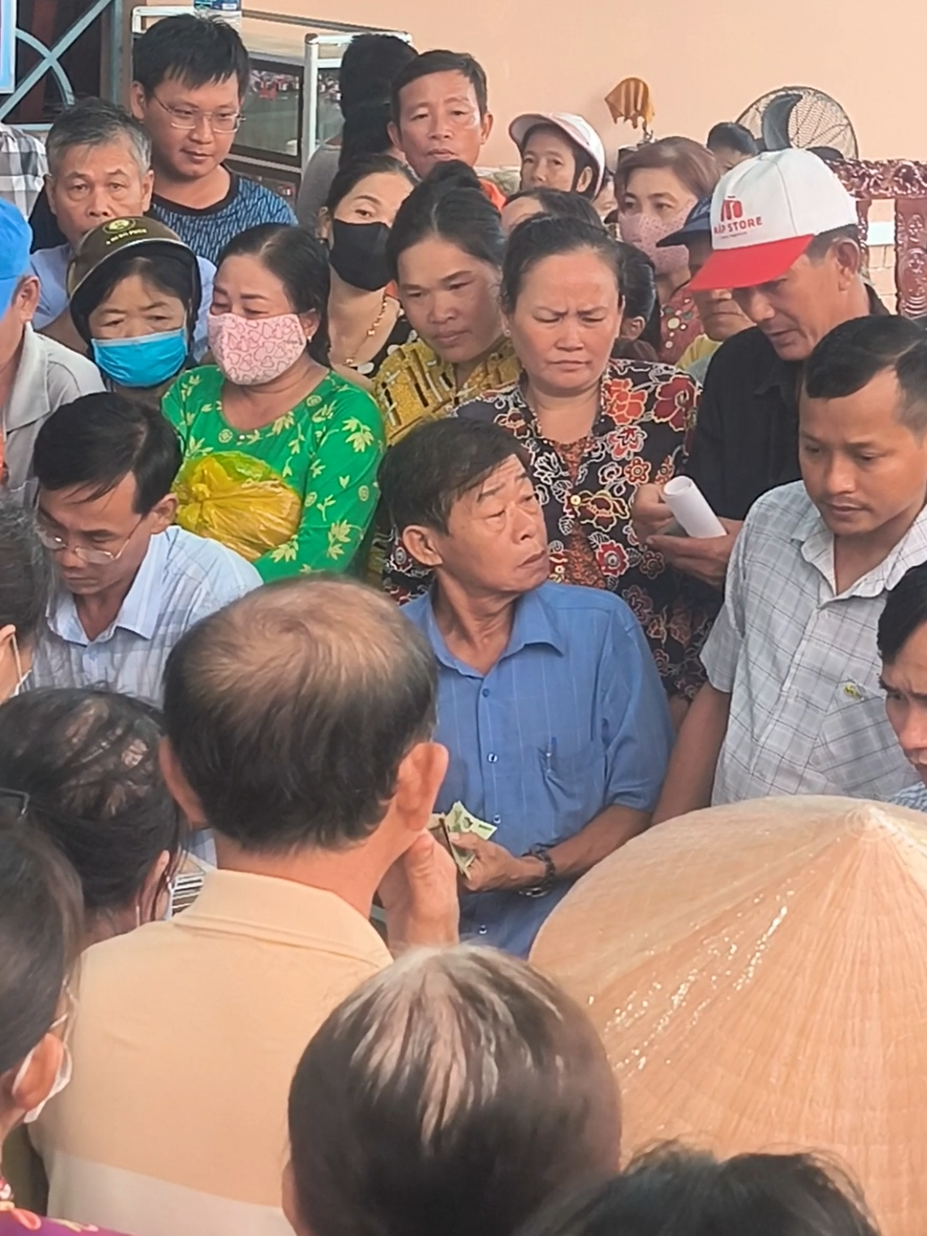 Ai ai cũng đc 100k nhá... tình hình là rất là đông nhà anh chị em... mặt mấy đồng chí phát tiền căng như dây đàn!!#xuhuong #anlacthon #cantho 
