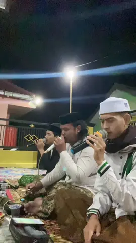 “Bulan ini bukan sekadar pergantian waktu… Ini adalah bulan penuh cahaya, bulan kelahiran Sang Kekasih Allah ﷺ. Tiada anugerah yang lebih agung selain diutusnya beliau sebagai rahmat bagi seluruh alam. Maka, dengan lantunan ‘Ya Khoiro Maulud’, kami bersama Ahbaabul Munawwar mencoba menyalakan kembali cinta itu. Semoga setiap sholawat yang terucap menjadi penghubung rindu kita kepada Baginda Nabi Muhammad ﷺ.” #YaKhoiroMaulud #BulanMaulid #sholawatan #santri #fyp 