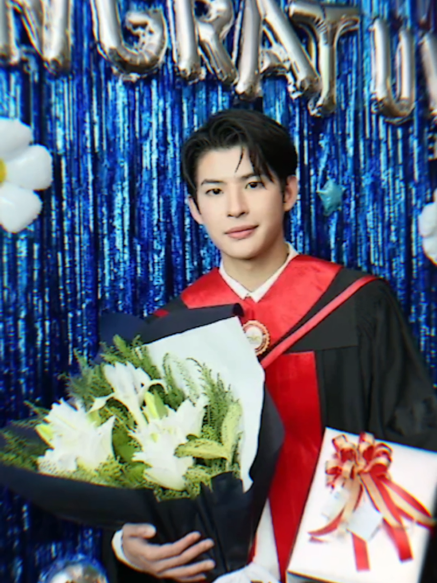 petantang petenteng gini S2 cuyy congratss pakinn🎉 #mmarkpkk #markpakin #happygraduation 