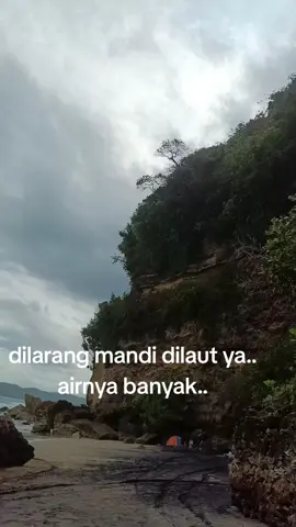 dilarang mandi disini ya.. airnya banyak .. bahaya bisa ditelan air ..