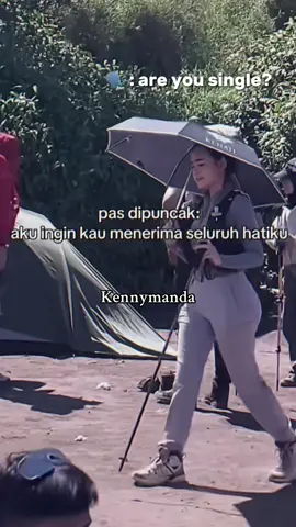 Cuman manda yg payungan di puncak gunung🤭dan cuman dia sama doi yg ngaku jomblo tapi pelukan diatas gunung merbabu😭tapi ngaku backstreet🤣🤭#amandamanopo #kennyaustin #viraltiktok #fypdongggggggg #couplegoals 