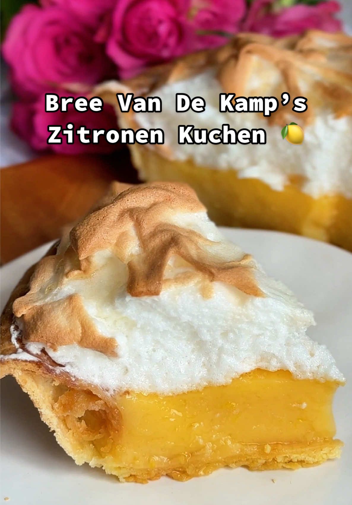 Zitronen Kuchen von Bree Van de Kamp 🍋🥧  Würdest du ausprobieren? 🥰 Welches Gericht von Bree soll ich als Nächstes kochen? Das vollständige Rezept Schritt für Schritt gibt es im nächsten Video  Teig: 	•	Mehl – 350 g 	•	Salz – 1 Prise 	•	Puderzucker – 2 EL 	•	Butter (weich) – 150 g 	•	Eigelb – 2 Stück 	•	Wasser – 2 EL Füllung: 	•	Zitronensaft – 120 ml 	•	Wasser – 320 ml 	•	Stärke – 60 g 	•	Schale von 2 Zitronen 	•	Zucker – 200 g 	•	Prise Salz 	•	Eigelb – 6 Stück 	•	Butter – 35 g Baiser: 	•	Eiweiß (Zimmertemperatur) – 5 Stück 	•	Puderzucker – 120 g 	•	Zitronensaft – 1 TL Zubereitung 📝 Teig: 	1.	Mehl, Salz und Puderzucker vermischen. 	2.	Butter in Stücke schneiden, zusammen mit den 2 Eigelben hinzufügen und zu Streuseln verarbeiten. 	3.	Wasser hinzufügen und zu einem glatten Teig kneten. 	4.	Den Teig 30 Minuten in Frischhaltefolie im Kühlschrank ruhen lassen. 	5.	Teig ausrollen und in eine Form legen, überschüssigen Teig abschneiden. 	6.	Teig mit einer Gabel mehrmals einstechen. 	7.	Backpapier auf den Teig legen und etwas Schweres daraufstellen, damit der Teig nicht aufgeht. 	8.	30 Minuten bei 180 °C backen. Füllung: 	1.	Alle Zutaten außer Butter vermischen. 	2.	Die Masse bei mittlerer Hitze kochen, bis sie dick wird. 	3.	Vom Herd nehmen und Butter unterrühren – die Creme ist fertig. 	4.	Die Creme auf den Teigboden geben, dann mit dem Baiser weitermachen. Baiser: 	1.	Eiweiß und Zitronensaft schaumig schlagen. 	2.	Die Hälfte des Puderzuckers hinzufügen und auf hoher Geschwindigkeit schlagen. 	3.	Restlichen Puderzucker hinzufügen und zu steifen Spitzen schlagen. 	4.	10 Minuten bei 160 °C backen. Den Kuchen abkühlen lassen und anschließend zur Stabilisierung für ein paar Stunden in den Kühlschrank stellen. #zitronenkuchen #breevandekamp #rezept #kuchen 