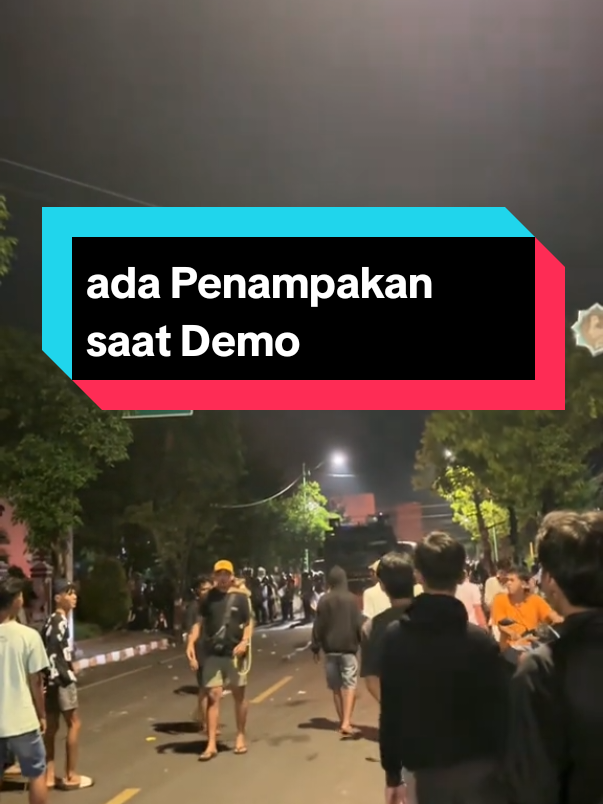 Sumpah Anj*nG ngakak gua...lagi asik2 Liat Aksi DEMO malah ada penampakan Begini..😭😩😩😅😅 Ada yg tau itu apaan ya?#DPR #ggs #indonesiaberduka #unjukrasa #fyp 