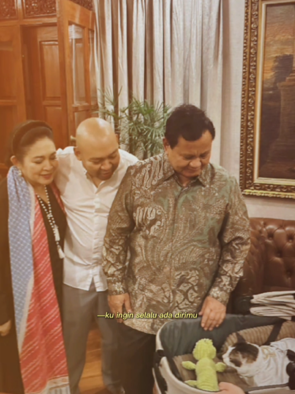Bapak, Ibu, aku termasuk salah satu yang berharap dan masih sangat yakin, kalian ada di pihak rakyat. Memang menghadapi aspirasi ratusan juta kepala manusia khususnya di negeri ini tidak lah mudah. Tapi aku yakin, kalian mampu membawa perubahan lebih baik. Bapak, Ibu, yang kalian hadapi kini bukan hanya guncangan gempa kecil, melainkan badai dan tsunami yang akan menghantam tidak hanya kebersamaan kalian, tapi juga kebersamaan bangsa. Semoga setelah badai hebat ini, akan dihiasi pelangi bagi negeri ini, dan semoga kalian lah salah satu yang bisa membawa pelangi itu. Sayang Bapak Ibu banyak banyak, terus saling berdampingan yaa kalian🥹🫶🏻 @titiek.soeharto @titiek.shscenter  Notes: please stop saying we're buzzer just because we have different opinions. Please be smart, don't get provoked🙏🏻 #fyppppppppppppppppppppppp #titieksoeharto #prabowo #fypシ゚viral #fyp 