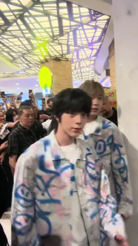 ahof finally arrived at robinsons galleria for their fansign! 🥹❤️ #ahof #kfyp #fansign #rendezvous